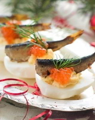 Фаршированные яйца со шпротами и красной икрой