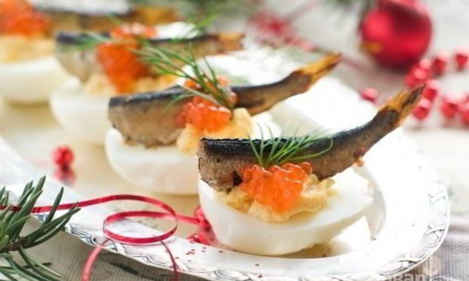 Рецепт фаршированных яиц со шпротами и красной икрой