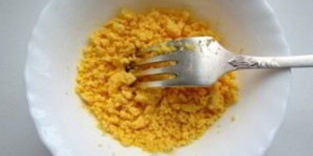 фаршированные яйца со шпротами и красной икрой