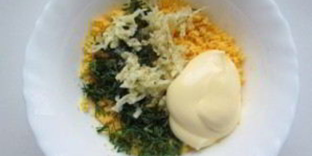 фаршированные яйца со шпротами и красной икрой