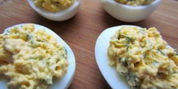 фаршированные яйца со шпротами и красной икрой