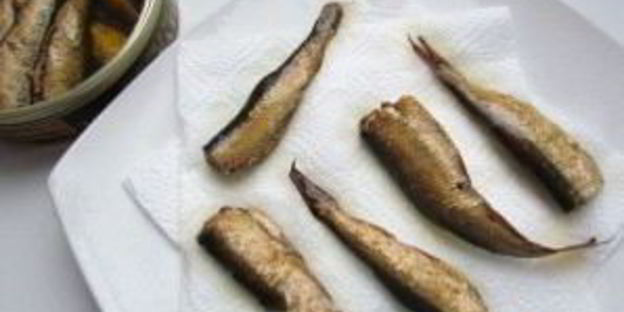 фаршированные яйца со шпротами и красной икрой