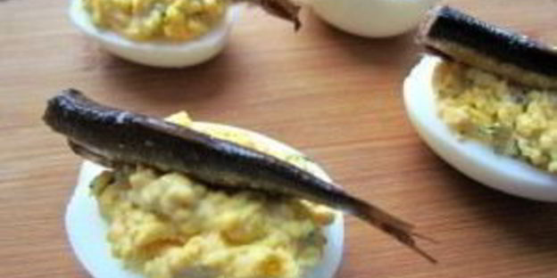фаршированные яйца со шпротами и красной икрой