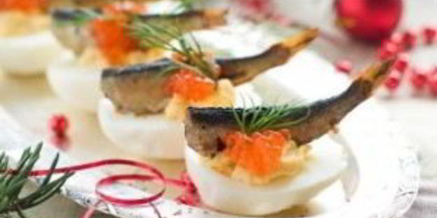 фаршированные яйца со шпротами и красной икрой