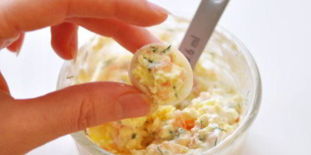 перепелиные яйца, фаршированные слабосоленой семгой