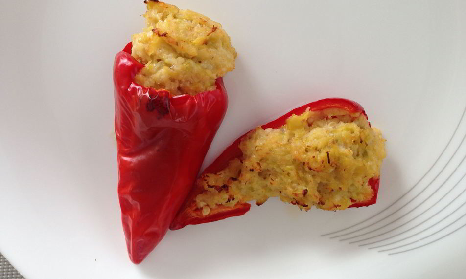 Рецепт перцев чили, фаршированные яйцами, пореем и креветками