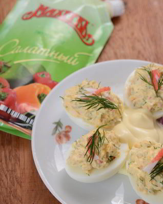 Яйца, фаршированные крабовыми палочками с майонезом