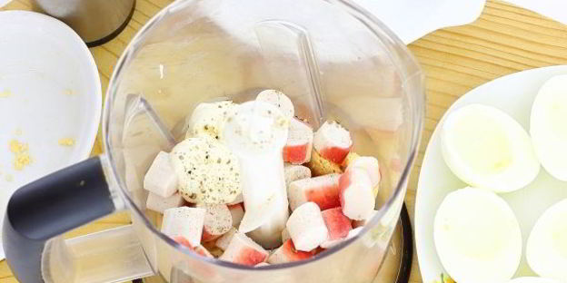 яйца, фаршированные крабовыми палочками