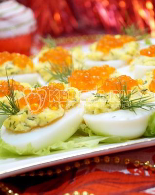Яйца фаршированные красной икрой