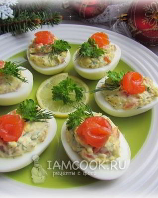 Яйца, фаршированные красной рыбой