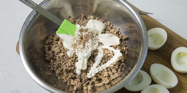 яйца фаршированные куриной печенью