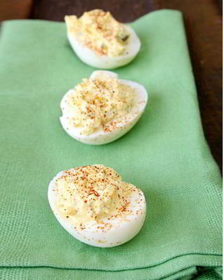 Яйца, фаршированные курицой с зеленью и лимоном