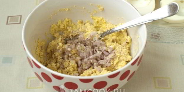 яйца, фаршированные печенью трески