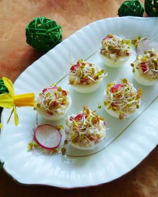 Яйца фаршированные пшеном и редисом