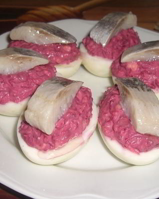 Яйца, фаршированные сельдью и свеклой