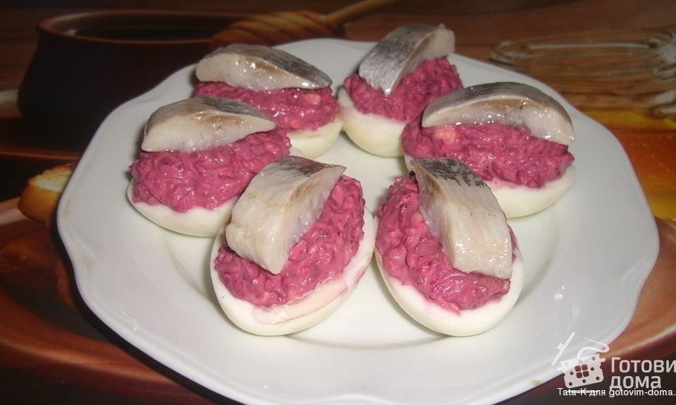 Рецепт яиц, фаршированных сельдью и свеклой