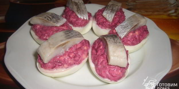 яйца, фаршированные сельдью и свеклой