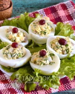 Яйца, фаршированные сельдью с горчичной заправкой