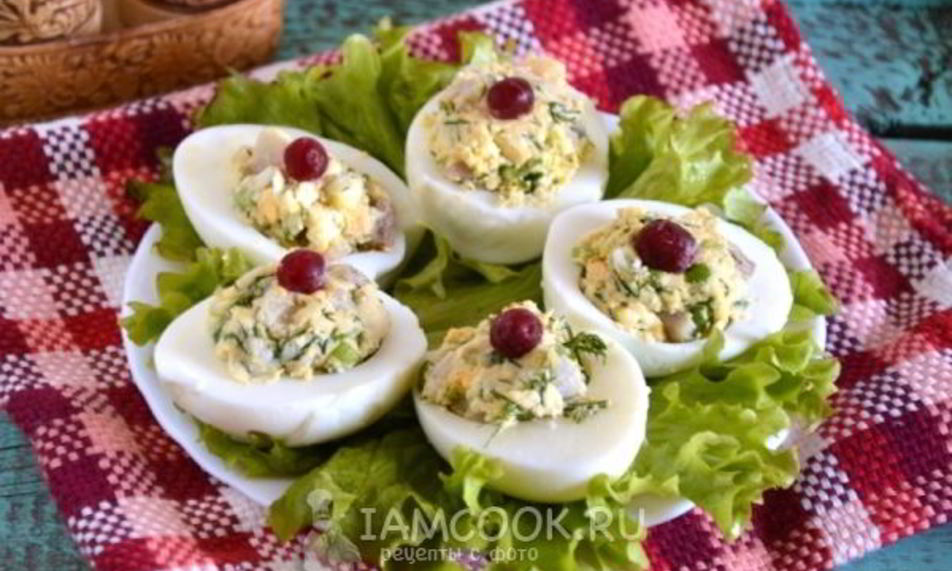 Рецепт яиц, фаршированных сельдью с горчичной заправкой