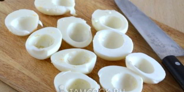 яйца, фаршированные сельдью с горчичной заправкой