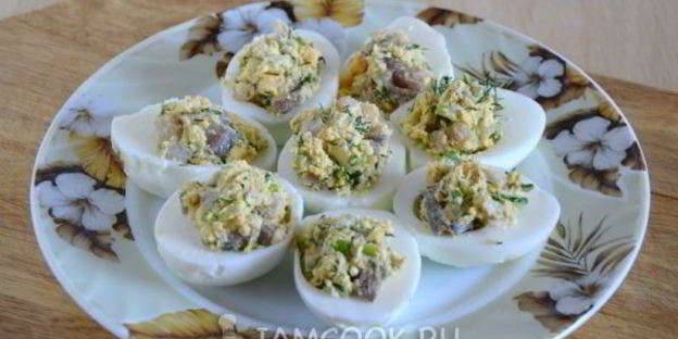 яйца, фаршированные сельдью с горчичной заправкой