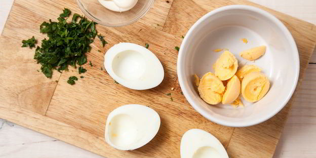 яйца, фаршированные семгой