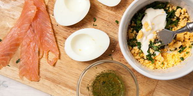 яйца, фаршированные семгой