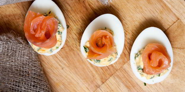 яйца, фаршированные семгой