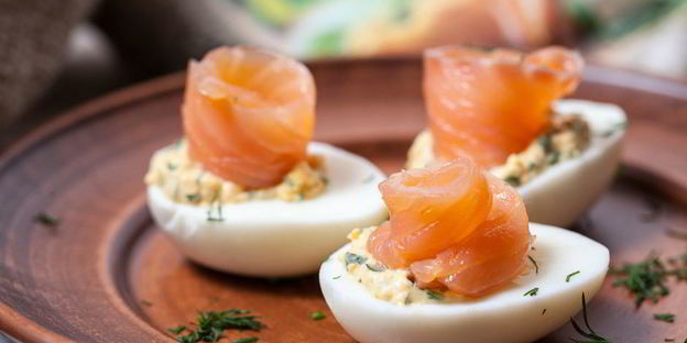 яйца, фаршированные семгой