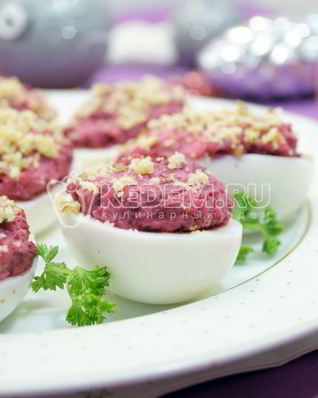 Яйца, фаршированные свеклой и орехами