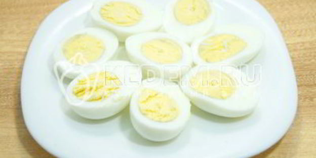 яйца, фаршированные свеклой и орехами