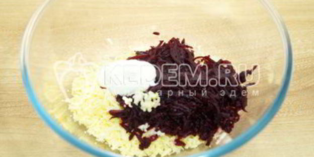 яйца, фаршированные свеклой и орехами