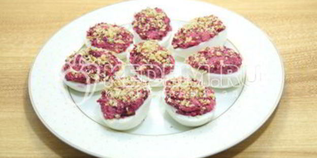 яйца, фаршированные свеклой и орехами