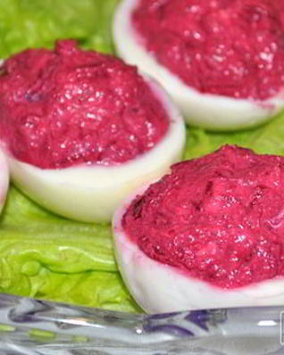 Яйца, фаршированные свеклой и селедкой