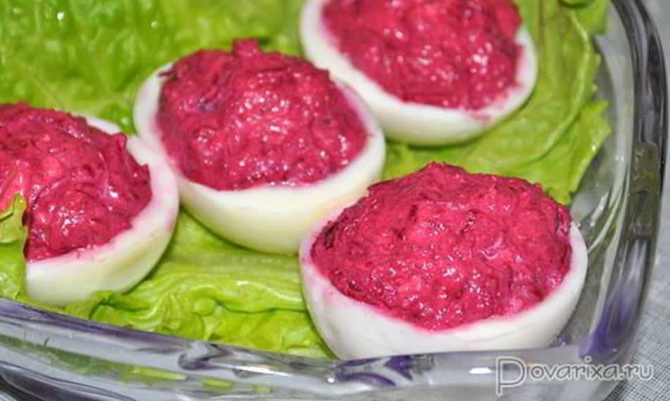 Рецепт яиц, фаршированных свеклой и селедкой