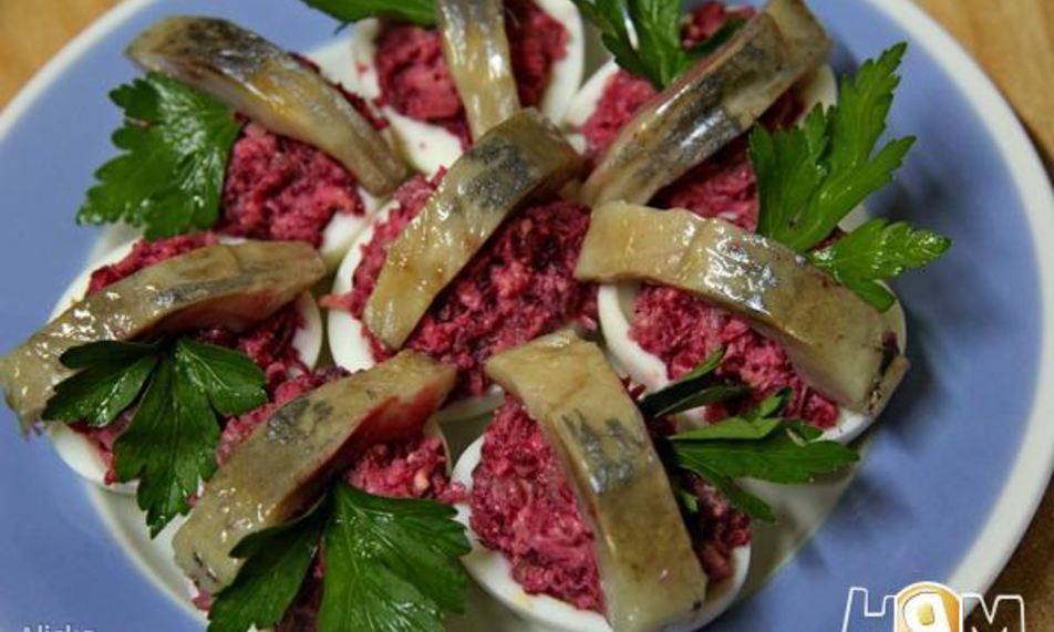 Рецепт яиц, фаршированных свеклой с сельдью