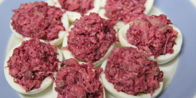 яйца, фаршированные свеклой с сельдью