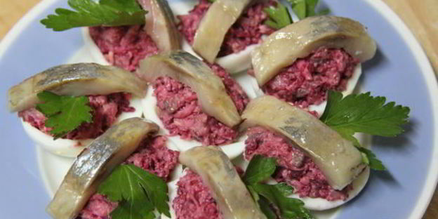 яйца, фаршированные свеклой с сельдью