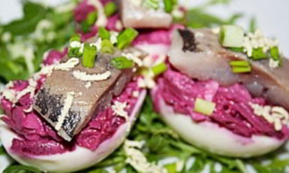 Рецепт яиц фаршированных свеклой, сыром и сельдью