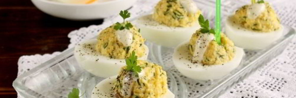 Яйца, фаршированные сыром и чесноком