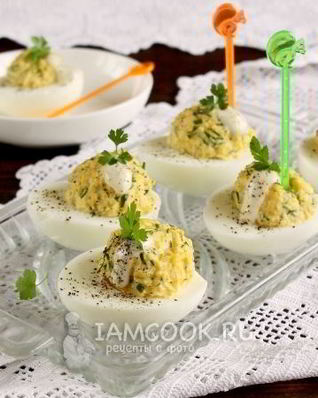 Яйца, фаршированные сыром и чесноком