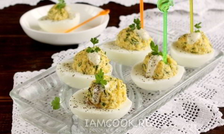 Рецепт яиц, фаршированных сыром и чесноком