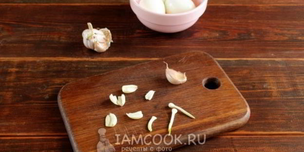 яйца, фаршированные сыром и чесноком