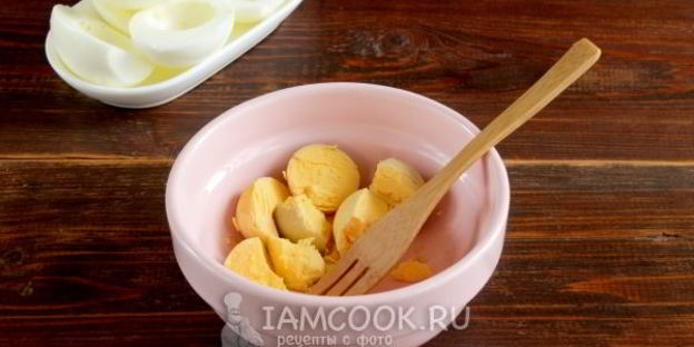 яйца, фаршированные сыром и чесноком