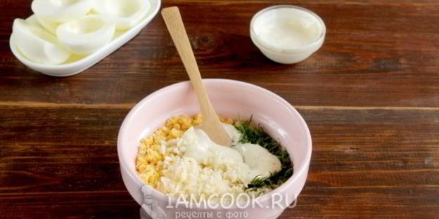 яйца, фаршированные сыром и чесноком