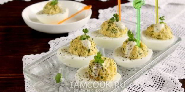 яйца, фаршированные сыром и чесноком