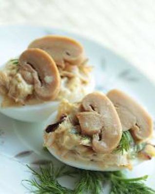 Яйца фаршированные сыром и маринованными грибами