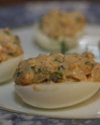 Яйца, фаршированные сыром, каперсами и шнитт-луком