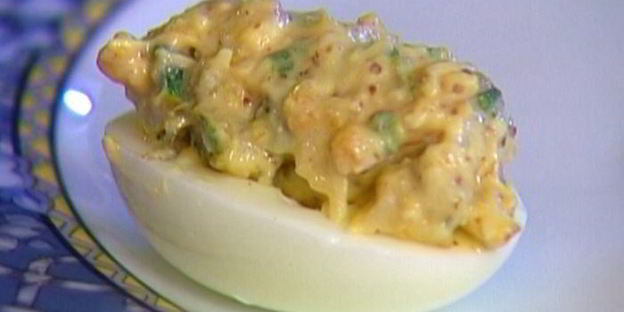 яйца, фаршированные сыром, каперсами и шнитт-луком