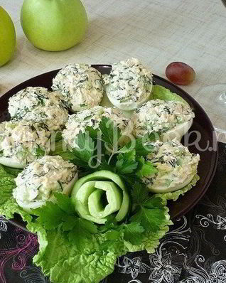 Яйца, фаршированные тунцом и свежим огурцом